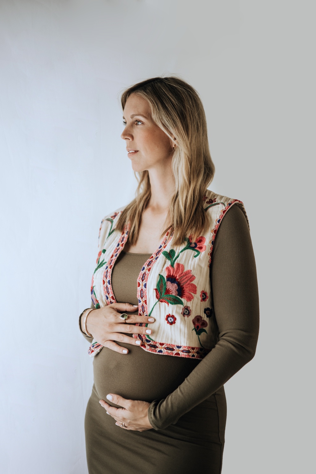 Marina während ihrer Schwangerschaft im olivfarbenen Kleid